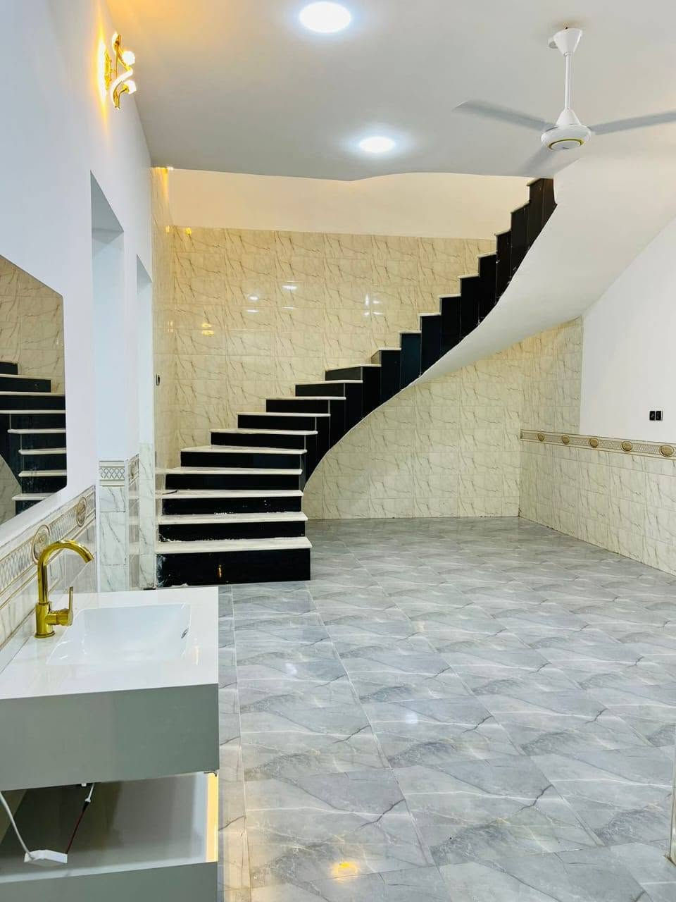 السلام عليكم بيت للبيع الحبانيه الخالديه حي القدس موقع مميز وره مدرسة شعاع المعرفه بصف مدرست المحمود وروضت السدره البيت جديد بعده ممسكون يتكون من غرف نوم عدد5 صاله عدد2 حمامات عدد 3. مساحت الارض 250 عرض الشاعر 10 تبليط كل الخدمات موجوده قريب جده ع حديقه عامه رقم القطعه 4229 للستفسار اكثر اتصل ع *********** 
***********
