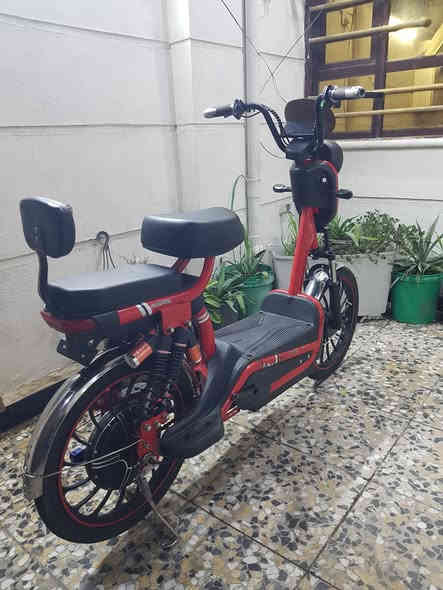 السلام عليكم دراجه شحن حجم 20 دراجه كامله مابيه اي نقص نضيفه كلش 6 بطاريات سرعه 99 وياه شاحنه الاصليه وسويج كهربائيات كله شغاله العنوان بغداد الامين الثانيه السعر 250 الف رقم الهاتف ***********
