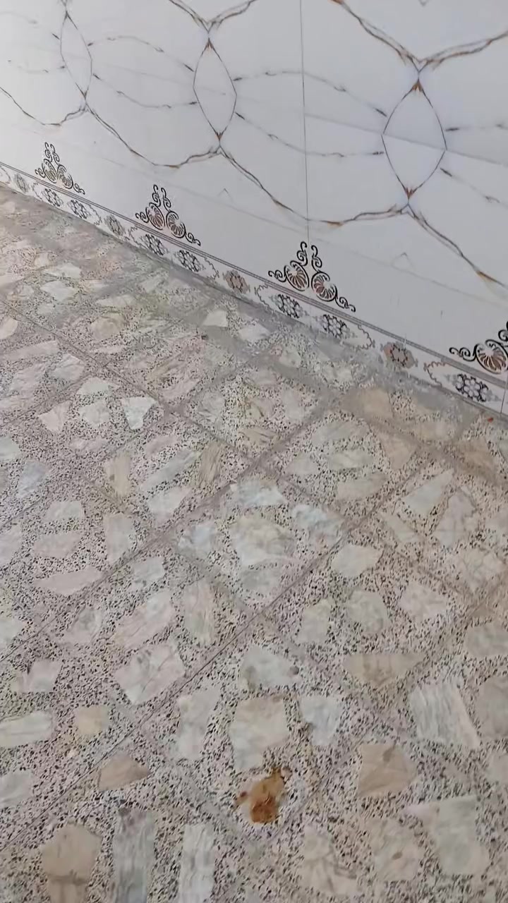 بيت ٥٠ متر للايجار حي الوفاء خلف مدرسة زين العابدين شارع ١٥
 ٢٥٠ الف مع الماء والكهرباء 
الاتصال  ***********
