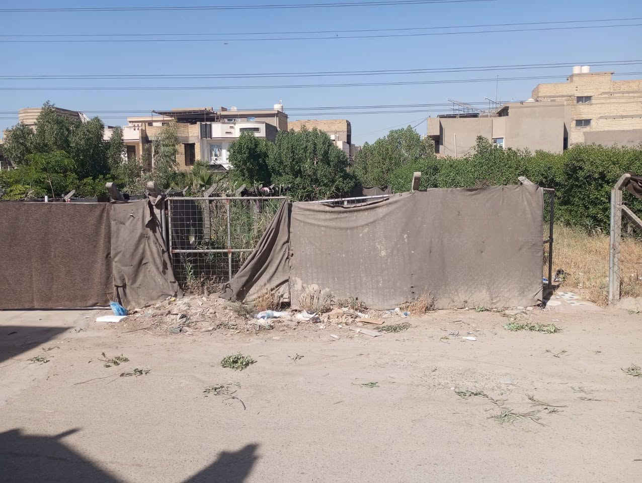 السلام عليكم
ارض للبيع المساحة 120 متر نزال 20 واجهه 6,15 مبني رفت  وماء ومجاري كامل مع تشجير مقابيل الارض نفس المساحه مسيج وكامل شارع تبليط قريب عل الشارع الرئيسي العنوان الدورة زراعي الصحه بين الستين والصحه فرع محلات ركن الاصفر شارع الضغط مقابيل الفوج السعر 135 مليون  للتواصل ***********
