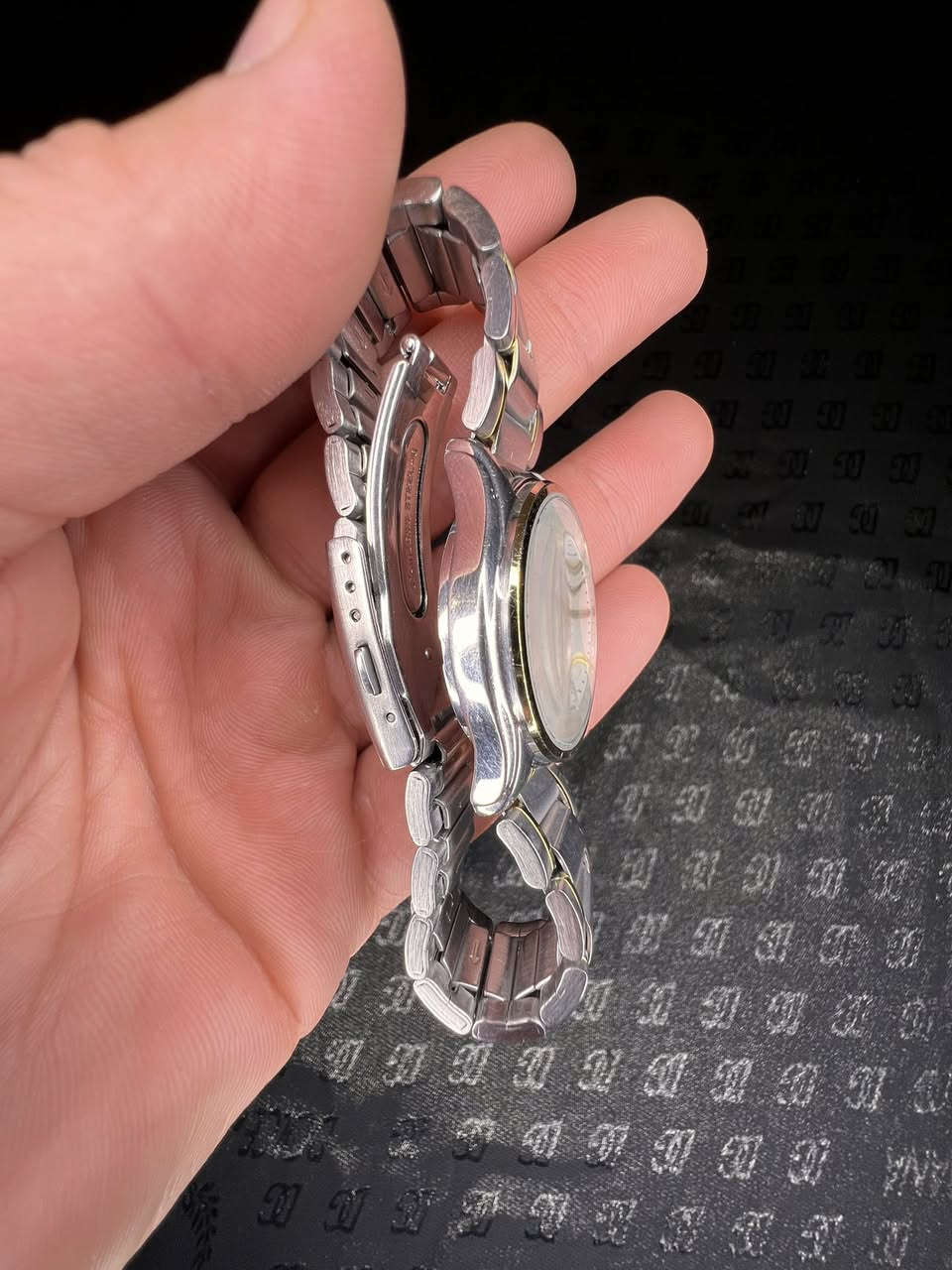 Alba من seiko 
ياباني اصلي 100% 
تجميع في الصين 
انتاج 2010 
 ماكنة كوارتز (بطارية) 
قطر 35 
نظافة تامة 
ضد الماء بعمق 100 متر
سير كامل 
زجاج زفير 
السعر 60 الف


**إذا كنت صاحب هذا الإعلان وتريد حذفه لأي سبب، رجاءا أرسل رسالة إلى الدعم الفني**