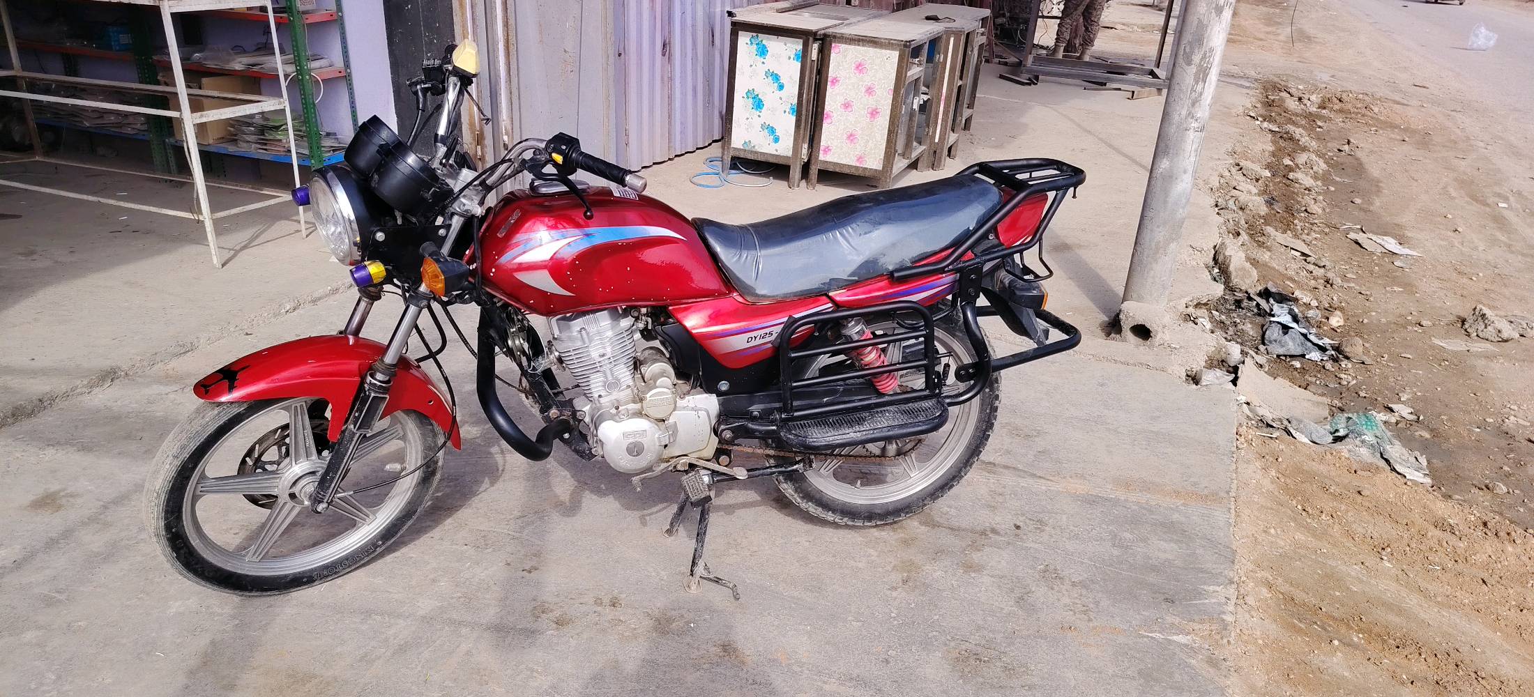 السلام عليكم 
دراجه دايوان عضم موديل ١٨ كامله شغاله كلهه ونضافه فول شوفه عينكم 

الدراجه كلهه بلاديه والمكينه مكفوله اوراق اصولي 

سعرهه ٨٠٠ وبيهه مجال حك الجيه 

مكاني مسيب شارع النزله مقابل الاذاعه 

رقمي ***********