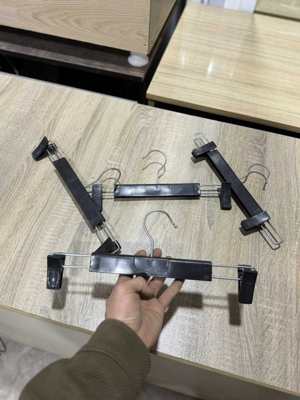 ٢٥٠ هەلاقەی دەستی دووی زۆر خاوێن بەردەستە
ناونیشان :-

:- سەروچاوە بەرامبەر مزگەوتی عەزرەتی ئیبراهیم 
ژ.م ***********
دیاکۆ بۆ دیکۆرات
