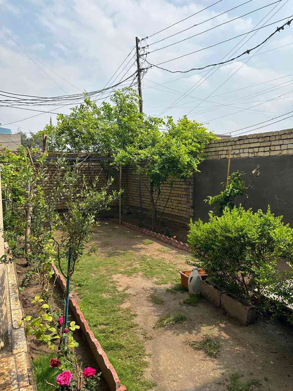 دار  ٣١٧م ركن طابقين للبيع المكان حي بدر
ركن يقع في منتصف الشارع الرئيسي عرض الشارع  ٢٠
 مساحة ٣١٧م٢
الطابق الأول متكون من غرفة نوم ٤ * ٥ واستقبال ٦ * ٤
وهول ٤,٥ * ٤ ومطبخ ٤,٥ * ٤ كيلدور ١٧٥ * ٤ ومنور ١٧٥ * ٤
صحيات ٣ * ٤  البيتونة ٢,٥ *  ٩,٥  +كراجين/ الاول  ٣ * ٩
الكراج الثاني ٢,٥ * ٧,٥
حديقة امامية  ٦ * ١٠ +طرمة  ٣ * ١٠ 
الطابق الثاني/ غرفتين نوم واحدة منهم سويت  ٥ * ٤  والغرفة الثانية ٧,٥ * ٤+ هول ٤,٥ * ٤+صحيات ٣ * ٤
ويوجد مشتمل معزول بالطابق الثاني متكون من غرفة نوم 
وهول  ومطبخ وصحيات ومنور
المنطقة متوفرة فيها مدارس ابتدائية وثانوية وخدمات تبليط مجاري 
للتواصل على الأرقام 
‭٠٧٨١ ٢٤١ ٢٢٠٠

‭٠٧٨١ ٤٦١ ٥٤٦٢‬
