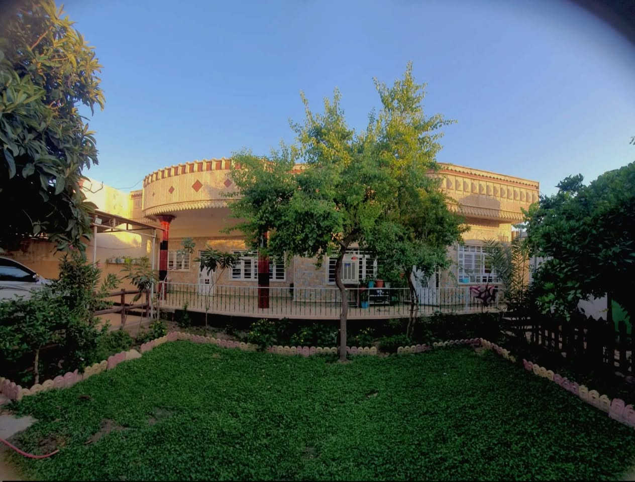 السلام عليكم . دار للبيع ««موقـع تجــاري على شارع العام»»  مساحة 670م . مع 5 محلات . العنوان . الكَبة   الشارع العام . مقابل غسل الغدير .( يبعد عن الجسر السادس 500م) 
السعر 230 مليون وبي مجال 

***********
‏‪***********‬‏
