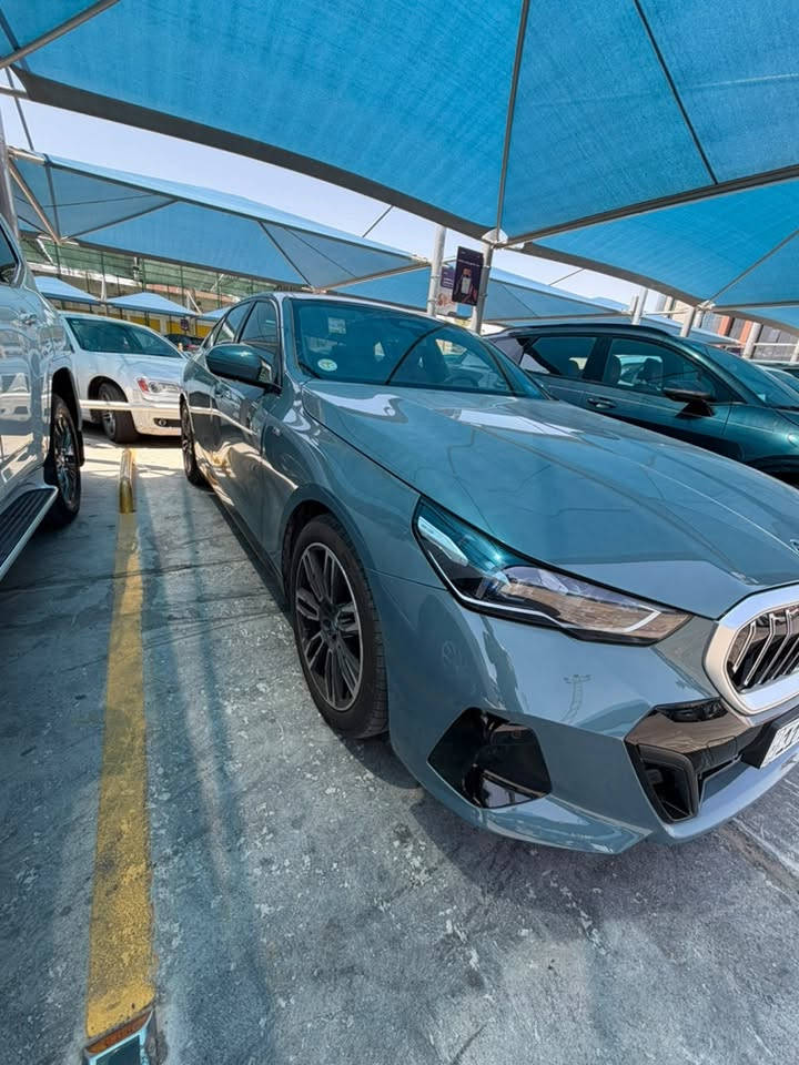 بي ام 520i – موديل 2025 بحالة الزيرو
للبيع سيارة بي إم دبليو 520 موديل 2025
خليجي – وكالة العروش
ماشية فقط 2,500 كم
رقم بغداد
كفالة وكالة عروش 

• مكينة 2.0L توربو
• ناقل حركة ستبترونك 8 سرعات
• دفع خلفي / رباعي 

المواصفات الأساسية:
• نظام ConnectedDrive أعلى فئة
• جنوط أصلية قياس 18 إنج
• فتحة سقف بانوراما
• مقاعد جلد  ذاكرة للسائق والراكب الامامي 
• شاشة وسطية iDrive مع Apple CarPlay & Android Auto
• شاشة عدادات رقمية
• نظام صوت فاخر Harmen &kardon
• شاحن لاسلكي
• إضاءة محيطية متعددة الألوان
• تحكم مناخي ثنائي المناطق
• كاميرات 360 درجة
• حساسات أمامية وخلفية

أنظمة السلامة والمساعدة:
• مثبت سرعة ذكي
• مراقبة النقطة العمياء
• تنبيه مغادرة المسار
• فرامل طوارئ أوتوماتيكية

السيارة بحالة الوكالة – نظافة عالية – استخدام شخصي 
فرصة مميزة لعشاق الفخامة والتميز

للتواصل ***********
