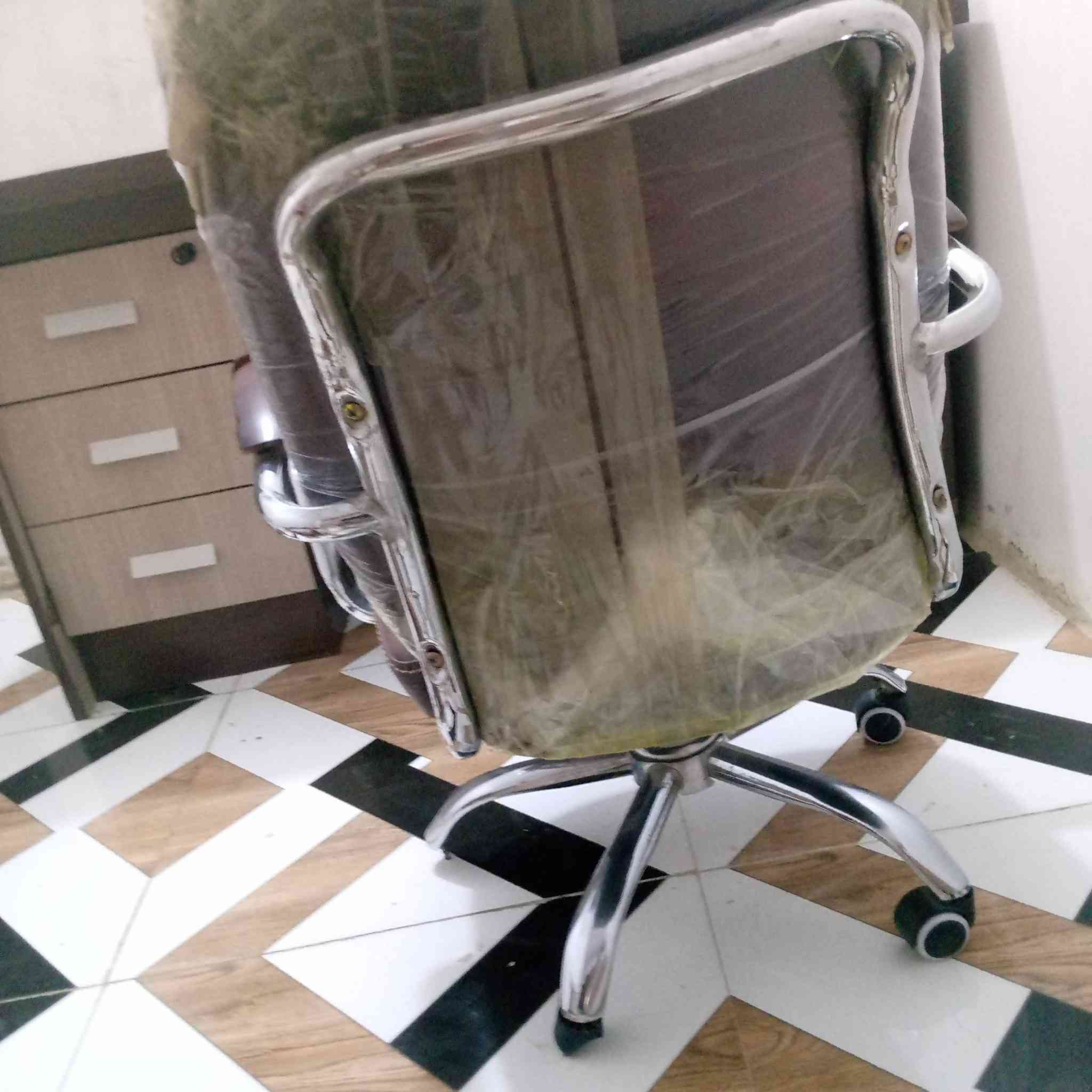 سلام عليكم ميز مكتبي سوكي مو تسكام +كرسي متحرك 360درجه مع طبله زغيره  نضيفات ما بيهن اي شي مستخدمات شي قليل خاص ما متواجد الرقم ***********
