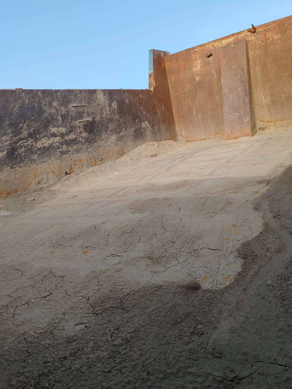 بدي مايلر للبيع طوله 5 متر نضيف كاعيه نضيفه شرط السعر 28 ورقه وبيه مجال بسيط مكاني ذي قار الشطره  ***********
