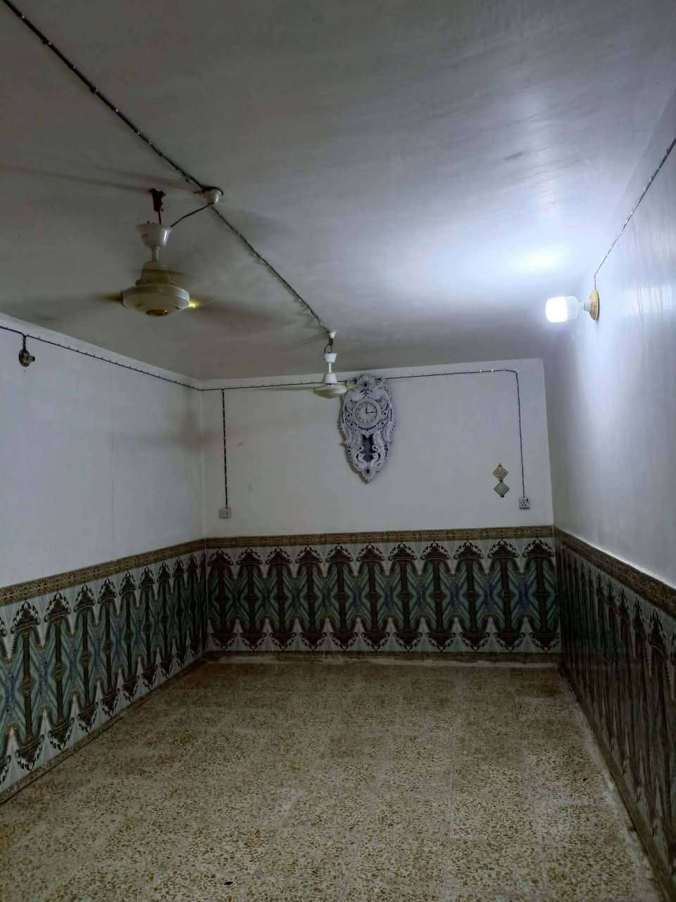 "بيت للبيع في علوة الفحل، مساحة 100 متر مربع، طابو زراعي سند 25. الموقع مميز ومقابل مدرسة عبد الله بن عبد الحسين، شارع رئيسي. البيت أساس صب وسقف شمان. السعر: 34 مليون دينار عراقي. للاستفسار: مكتب حسين النجفي ***********".
