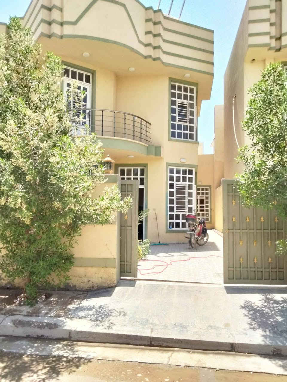 للبيع دار في مجمع ( البرديني السكني في الفلوجه )
الموقع خلف شارع 40 مباشر 
طابقين 4 غرف نوم مع الملحقات فول مواصفات
 
🟥شارع 10 متر

🟥 المساحة 250 متر واجهة 12 ونص 

💵 السعر 200 مليون قابل للتفاوض

للاستفسار 
‪0773 370 2788
*********** واتساب
