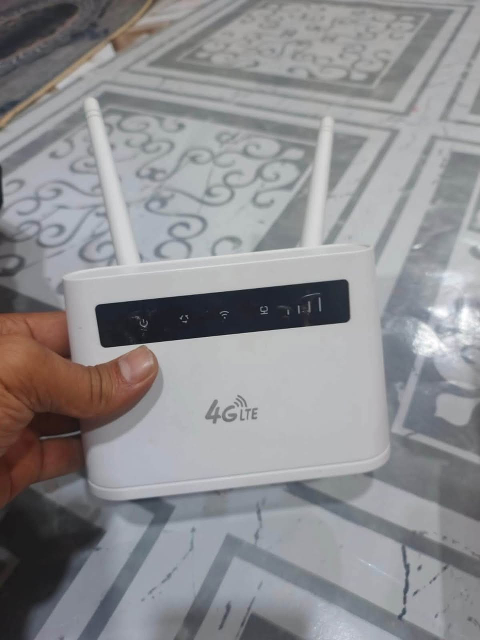 �للبيع راوتر متنقل فول انترنيت
* يدعم تشغيل شريحة SIM.
* يوزع الإنترنت عبر الواي فاي لعدة أجهزة بنفس الوقت.
* إشارة قوية بفضل الهوائيات الخارجية.
* مناسب للبيت، المكتب، أو المحل.
* سهل الإعداد والتشغيل، فقط ركب الشريحة واشتغل.
* حالته جيدة ويعمل بكفاءة، ولا يوجد به أي مشاكل.
* سبب البيع: عدم الحاجة إليه.يشغل اي خط اسيا اثير كورك

السعر: (٥٠) اخذته٩٩الف وحاليا اريده٥٠ 
 
للتواصل: خاص أو اتصال.***********
