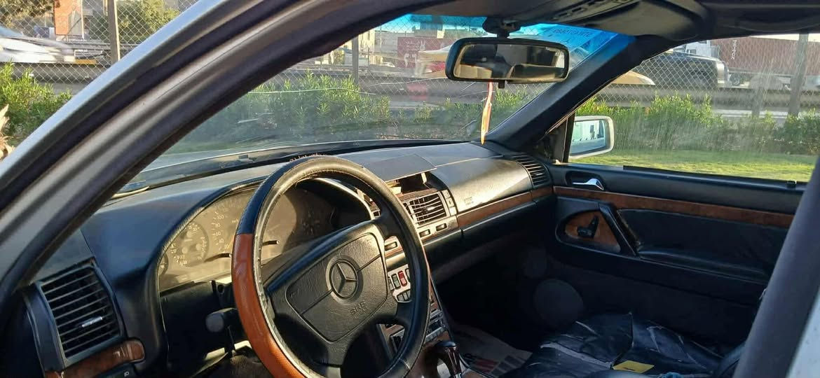 السلام عليكم ورحمة الله وبركاته
سياره مارسيدس شبح باب قصير رقم بغداد كير مكينه تبريد خير من الله موديل 92 بس شويه بيها فطر بالشاصي السياره مال تعمير السعر 50وبيها مجال 

***********
