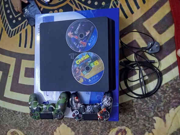 السلام عليكم بلي 4 سلم جديد نضام 12/52 قابل التهكير ذاكره 1 / تيره  كامل ملحقاته كيبلات تشغيل  كارتونه + 2 جوستيكات +2 اقراص هديه سعره 280 مكاني بغداد رقم ***********
