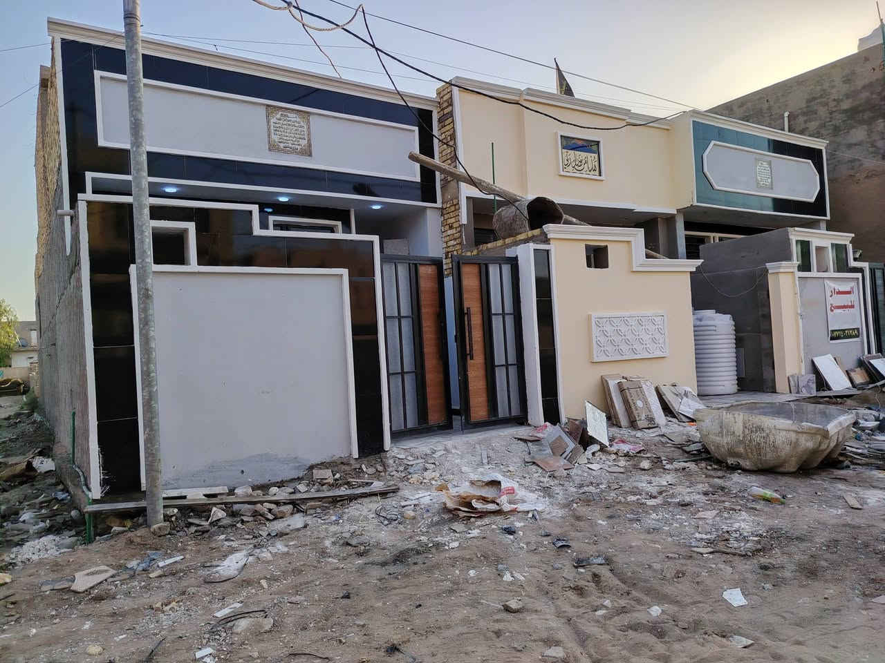 السلام عليكم مشتملات عدد 2 طبك للبيع البناء حديث درجة أولى غير مسكون في الكوت منطقة حي الحكيم نزلة عميد جادر بالقرب من المدارس مساحة كل مشتمل 100م البناء طابوق درجة اولى والسقف صب مسلح والارضية سيراميك ويتكون من غرفة وصالة واستقبال ومطبخ وصحيات داخلية وخارجية ومرقم من قبل البلدية وسعر كل مشتمل 40 وبي مجال الاستفسار الاتصال على هذا الرقم ***********
