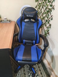 كرسي مكتب وميز بسعر مناسب للاستفسار الاتصل ع رقم 07740871689