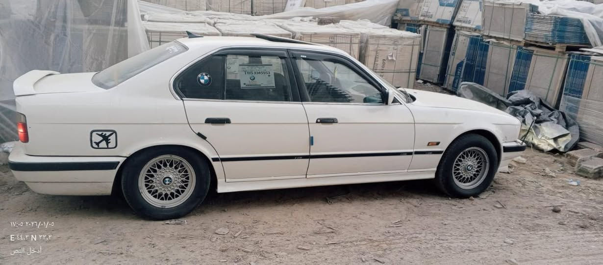 سلام عليكم
بي ام حجم 525موديل 90 بأسمي 
 مكينه مفتوح سته سلندر كير اوتماتيك
 كهربائيات كله شغاله تبريد 
شغال تخم تايرات جدد 
حدادية جديدة
مننضومة زنون 
سعر 70 ورقة ‭0771 503 1365‬ مكان بغداد
