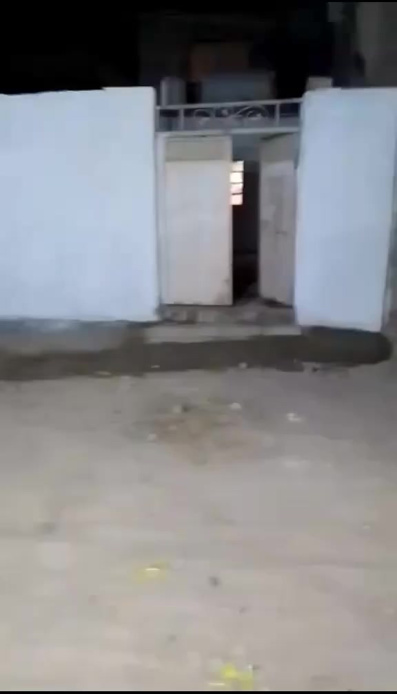 سلام عيكم  بيت في بغداد
بيت بغداد بحي البتول قرب المدارس الولداية 
100 متر للبيع يتكون من غرفة 4+5 وصالة درج 6+5
وحمام داخلي ومطبخ  البيت مطبك بورسلين والطرمة مرمر البيت عوزة استقبال بس 
البيت بي ماء + مجاري + خط كهرباء رقم الجوال *********** الشراي يتصل ويدلل
