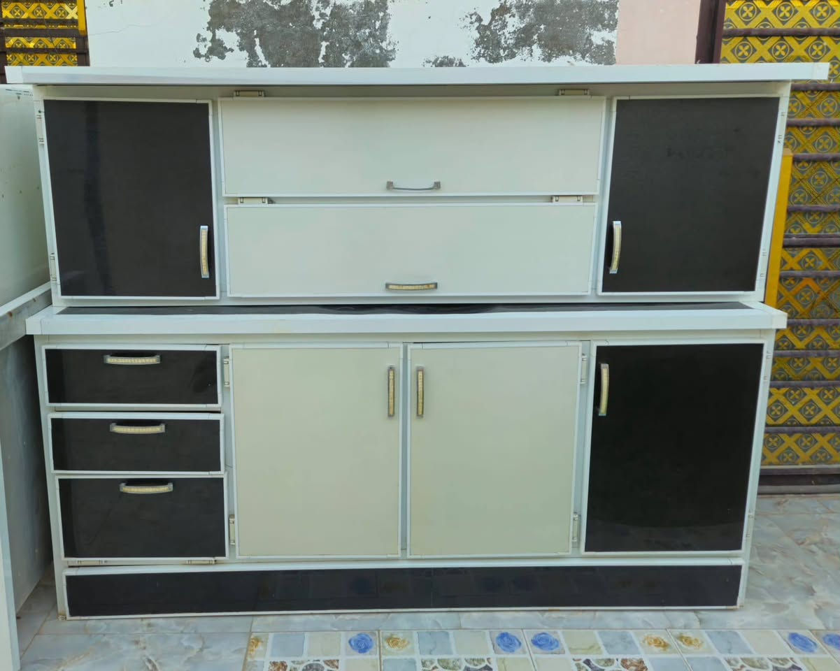 كونترات المنيوم.
الكبير 3 متر 
الصغير متر ونص 
مع. ملحقاتهن 
الجبير 300 
الصغير 100 

***********
