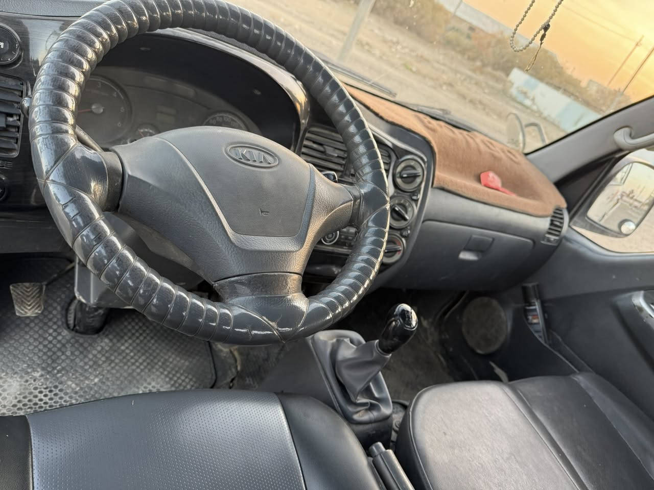 السلام عليكم من رخصت مدير الكروب المحترم عندي كيا مسكر3000 رقم كربلاء دولي صارلي سبوع من مكمل هزه سنويه جديده. للبيع مكانها بسكندريه قبق اسود المرغوب نضافه 90 بل ميه سياره جاهزه ترايك بشرط للبصره تايرات الخلفيه محورات عل فيس مامتواجد اتصل وتدلل ***********
