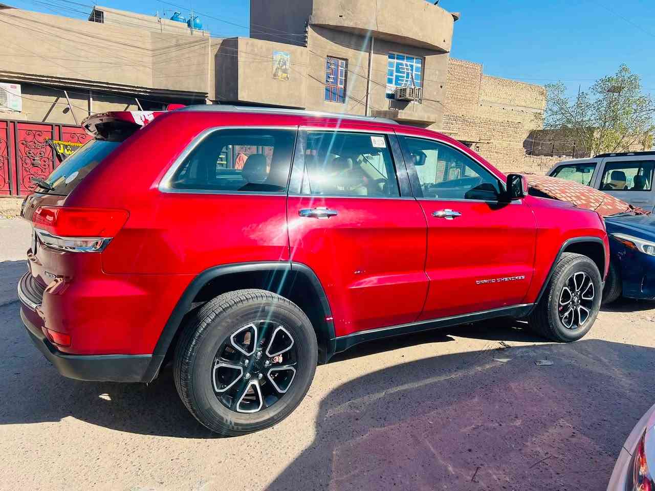 السلام عليكم جيب جراند شيروكي ليمتد (Jeep Grand Cherokee Limited)
2014 خليجي فول مواصفات أعلى فئة 
مكفولة السيارة كفالة عامة كلها بلادي كير مكينة 
ادامة على السياره كاملة صدر غرفة احتراق عبوه كاملة جديده تايرات جديد باتري جديد دسكات تخم جدد   دهن وفلتر الكير  جدد وكالة اي نقص مابيها  
عنوان بغداد مدينة الصدر 
سعرها 220 $ بيها مجال حك الجيه 
رقم الهاتف ***********
