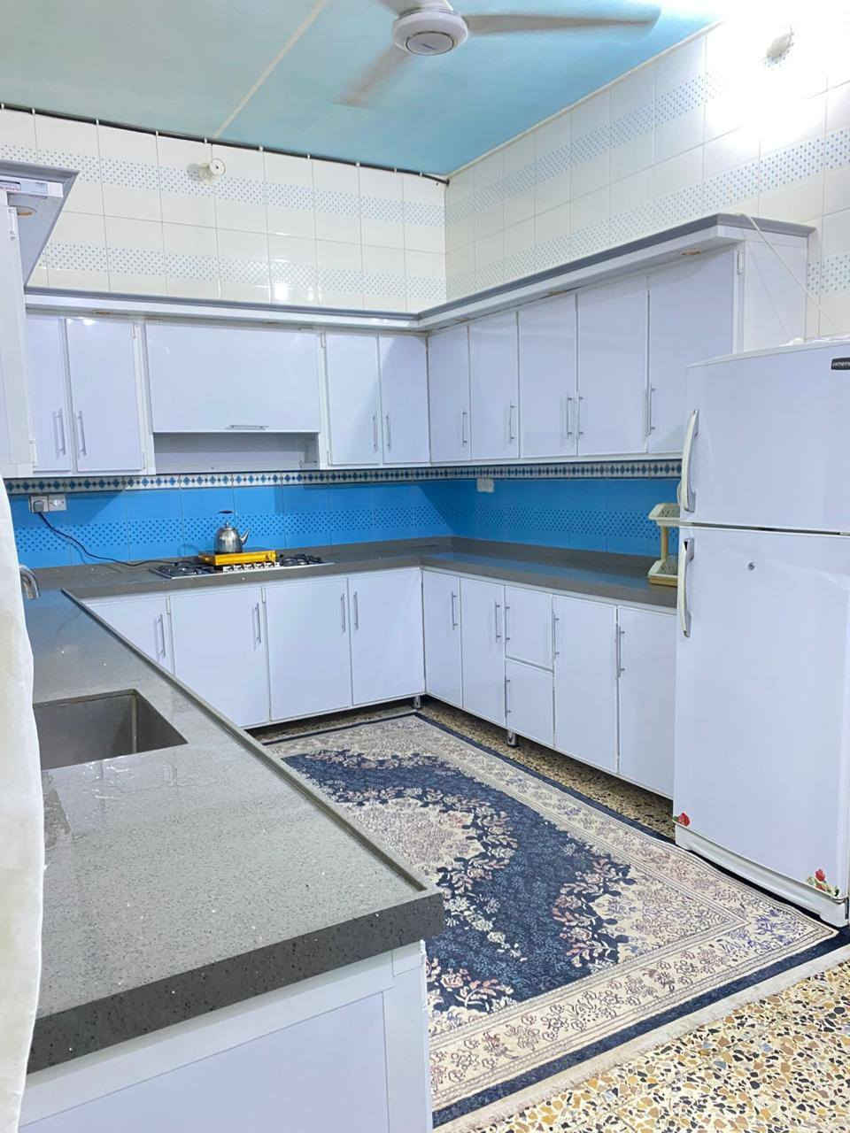 السلام عليكم 

بيت للبيع مساحة 200م طابقين تحويل قرار محكمة 
منطقة الكوت الجديدة بداية شارع الاقواس ركن على شارعين قرب ثانوية الابرار الاهلية بلضبط اول بيت بشارع الاقواس 
يتكون الطابق الاول من غرفة ومطبخ وهول كبير واستقبال وصحيات 
الطابق الثاني غرفتين ومطبخ وصحيات وهول 
البيت جاهز ب الكامل يعني كلشي ماتصرف علي 

علما يحتوي البيت على محل وبرج انترنت مؤجر شهريااا 

للاستفسار الاتصال على الرقم *********** 
او خاص 
اسف على الاطالة ❤️
