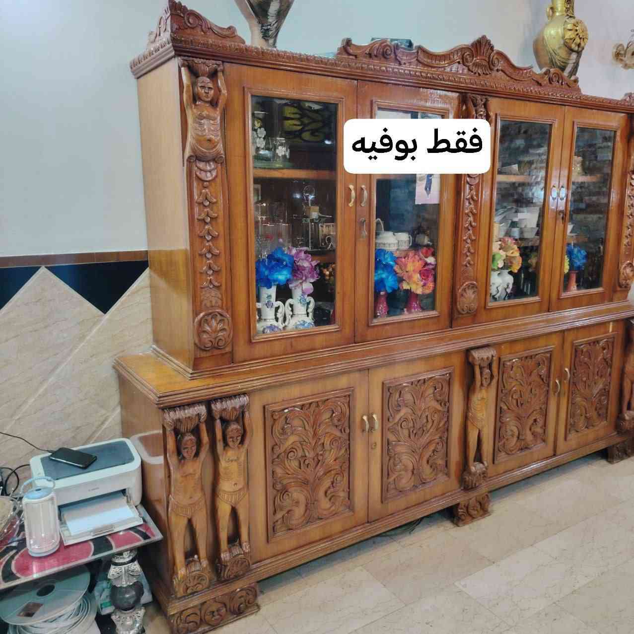 للبيع بوفيه خشب أصلي قديمة تراثية وثقيلة جدًا، مصنوعة من الخشب الطبيعي المحفور يدويًا، تتميز بتصاميم فنية وزخارف مميزة تعكس الأصالة والفخامة.
✔️ صناعة قديمة متينة تتحمل الاستخدام الطويل.
✔️ تحتوي على خزائن وأبواب زجاجية لحفظ الصحون أو التحف.
✔️ قطعة ديكور مميزة تصلح للبيوت الكلاسيكية أو لمحبي الأثاث العتيق.

📍 الحالة: مستعملة لكن بحالة جيدة جدًا بالنسبة لعمرها.
⚖️ وزنها ثقيل جدًا مما يدل على جودة الخشب.
٤ م  الطول

 ١ م   العرض

السعر 250 الف

العنوان نجف كوفه حي كندة

لايوجد توصيل 
للحجز والاستفسار مراسله الصفحه الرئيسيه النا


**إذا كنت صاحب هذا الإعلان وتريد حذفه لأي سبب، رجاءا أرسل رسالة إلى الدعم الفني**