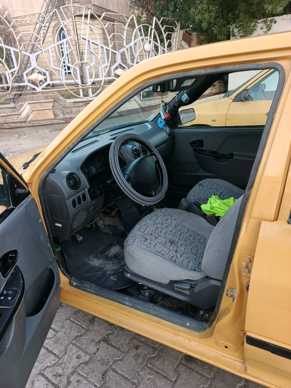 سيارة لون أصفر بحالة جيدة. الداخلية نظيفة والسيارة مجهزة بكراسي مريحة. الإطارات في حالة سليمة. مناسبة للتنقل داخل المدينة. السعر قابل للتفاوض بعد المعاينة.