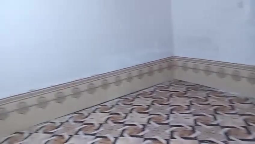 سلام عليكم بيت للبيع يتكون من ٣غرف او صاله او ديوانيه جاهز البيت سيراميك او صبغ مساحته ١٣٠ مكان حي الزهور ***********
