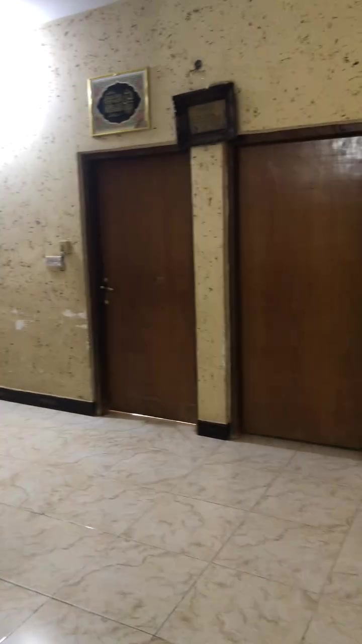 بيت البيع في حي النور قريب على ام لعضلم خلف صناعه ‏أولا 
بيت طابو زراعي سند 25 
بي غرفتين نوم وصاله وحمام و ستقبال 
معلومه غرفه فوك و غرفه جوه 
سعر البيت ٨٨وبي مجال قليل 
 بي واتساب***********
