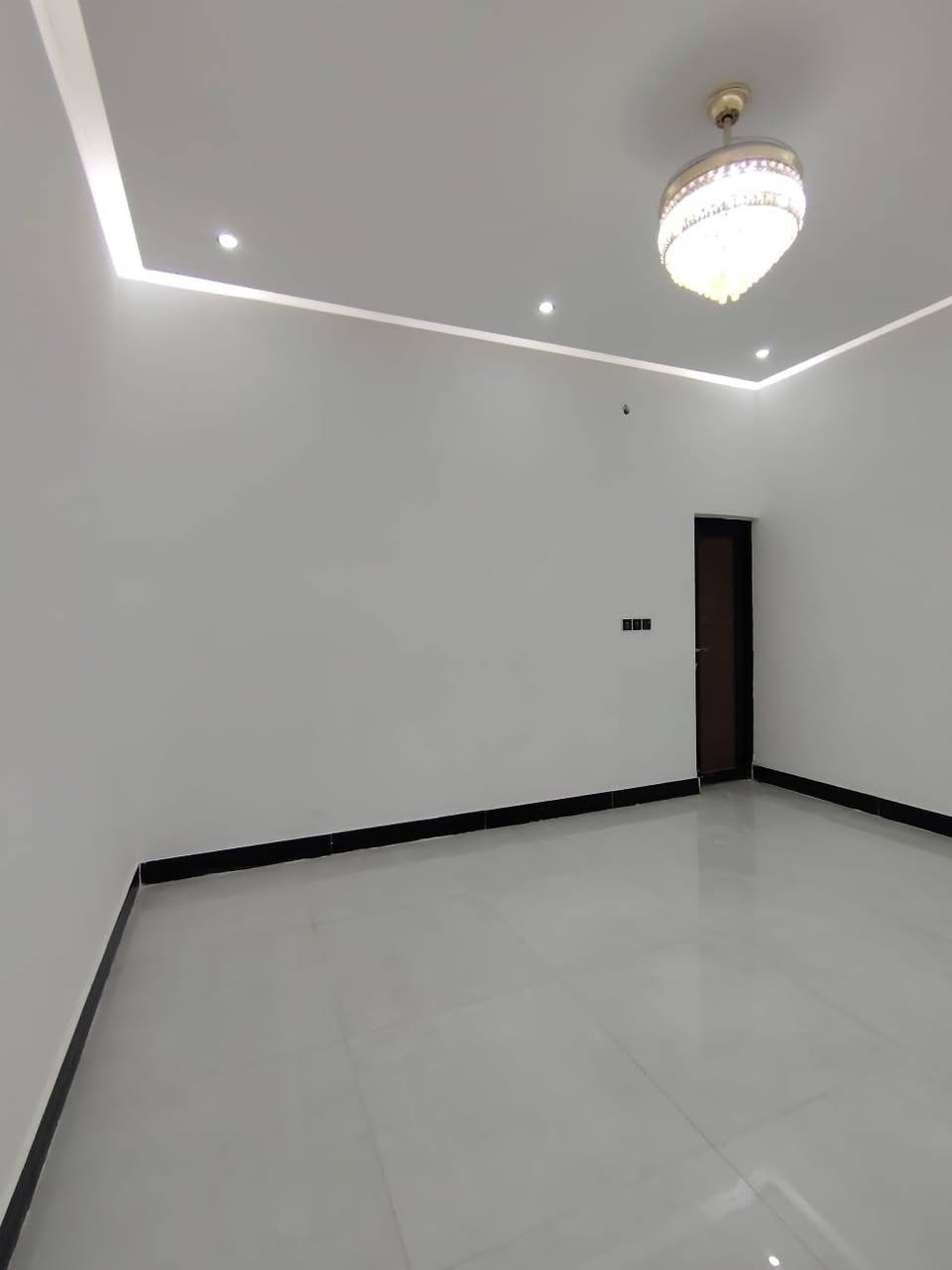 #اسعد #الله اوقاتكم بكل خير احبتي🫶🏻
*********** ☎️
#جبنالكم #فله #طابقين✅
 بمساحه 250 متر✅
نوع العقار طابو صرف عرصه✅
تحويل بأسم المشتري مباشر✅
#يحتوي #الطابق #الأرضي✅
على غرف منام عدد3 ماستر
+ديوان+كبير+مطبخ+صاله كبيره
+صحيات داخليه كبيره+منور عدد 2
+كراج🚘 +حديقه🌹🌲🍀🌺🌴🌹
+صحيات خارجيه
#الطابق #الثاني #يحتوي
على غرف منام عدد3 ماستر
+صاله كبيره +صحيات كبير
+صطح سيراميك +مسقفات كي سبان
عن الرطوبه وحرارة الصيف الدار
جدآ متعوب عليه مال جناي
لحك واشتري قبل لاينباع
العنوان البصرة ابي الخصيب
 غرب المحكمة الجديدة 
#السعر #المطلوب
 260مليون قابل للتفاوض
مع توفر كافة الخدمات
 #شارع 15مترتبليط بلباب انارة💡ماء كهرباء مجاري
فارق جاهزة للسكن 
      ***********
نستقبل كافة العروض العقاريه✍️
