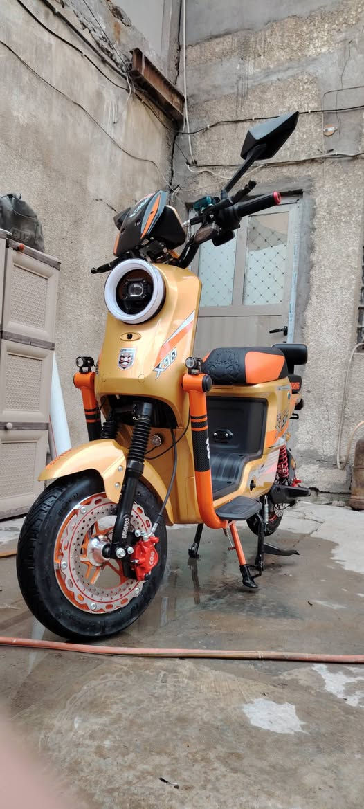 دراجة x900:
استعمالها شهر ونص ول وصل موجود دراجة جديدة فول مواصفات
ملف 2000w :
سرعة 87 حقيقي 
بطاريات 33 امبير عدد 5 شرط الفحص
شاشة ضد الماي وضد الكسر
البركات امامي دسك دهن ول خلفي غاز
دبلات أمامية مغلفة اب ربل اسود
بيها حساس سرقة عدد 2 وقفل ستيرن
تشغيل بيها بصمة يد وبصمتين تحكم وسويجين
االدراجة مفولة بيها شلعة اضوية قوية بلوجكترات رايدها ب 580 الف قفل مكاني بغداد كرادة
رقم الهاتف: ***********
