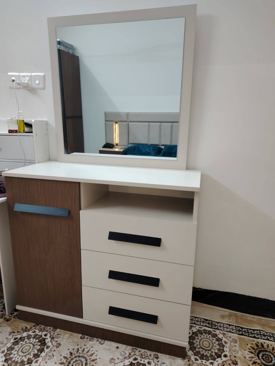 #للــبــيــع
غرفة نوم تركية 5 قطع
نوع الخشب MDF ثقيل جداً
سعرها 600 وبيها مجال بسيط 
الغرفة جديده مستخدمة 4 اشهر فقط 
عنوان موصل الجانب الايمن حي رجم حديد
 للأستفسار اكثر الأتصال على الرقم ***********
