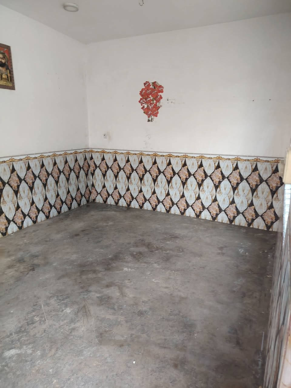 بيت للبيع شارع 80قرب شركت المي مجاور مجمع السلام السكني يحتوي البيت عله عرفتين نوم  صاله  او مطبخ او طارمه او حديقه او مساحه بيت 300متر او يحتو كهرباء او مي اسلاه او مولد او صطح ام طبك او كامل او ستاره السعر 18او بي مجال الرقم ***********
