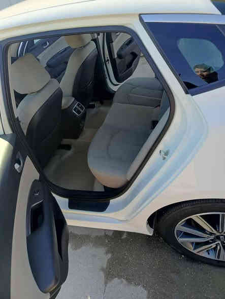 � كيا أوبتيما 2020 – خليجي / مكفولة
المواصفات:

 • محرك 2400
 • السيارة خليجي
 • المكفولــية: كفالة عامة
 • المالك: السيارة باسمي – تحويل مباشر

الملاحظات:

 • فقط رصعة بسيطة بالقمارة (طلقة طايشة) – بدون أي تأثير آخر

السعر:

 • السعر المطلوب: 220
رقمي  ‭٠٧٧٨ ٢٧٤ ٨١١١‬
