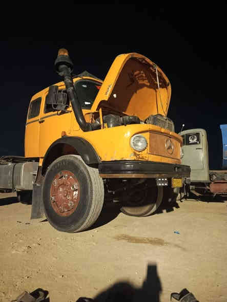 السلام عليكم اقجم راس تريله رقم انجليزي نجف مميز محرك شرط جير 111 اكسون 18 جيف تواير جديد سعر 23 مليون وبيها مجال‏‪***********‬‏
