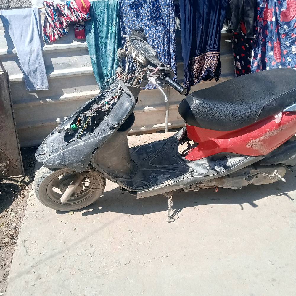 دراجة نارية مستعملة للبيع بحالة تحتاج إلى بعض الإصلاحات. لون الدراجة أحمر وأسود، وتظهر عليها علامات استخدام واضحة. تحتاج إلى اهتمام خاص بالمكونات الأمامية والإلكترونيات. السعر مناسب وقابل للتفاوض.