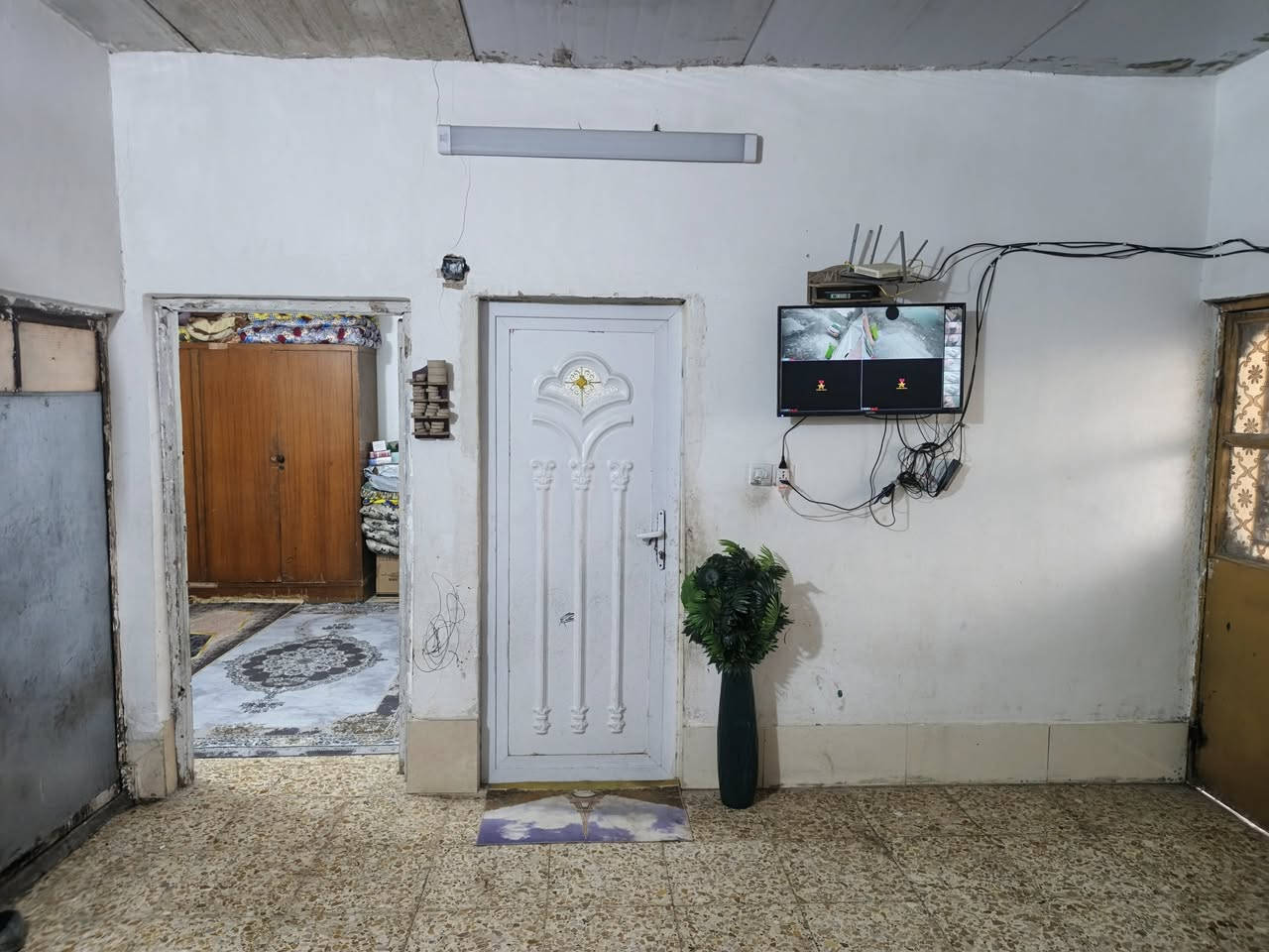 بيت لبيع بغداد الشعب حي الجزائر بل تجاوز مال لمثلث مساحة 150متر ركن علة اربع شوارع شارع يطلع عله شارع الربعين ولثاني يطلع عل سده واحد يطلع له عياده الشعبية واحد يطلع عل لمثلث السعر خاص أو تصال عل رقم بي واتساب بيت تجاوز ***********
