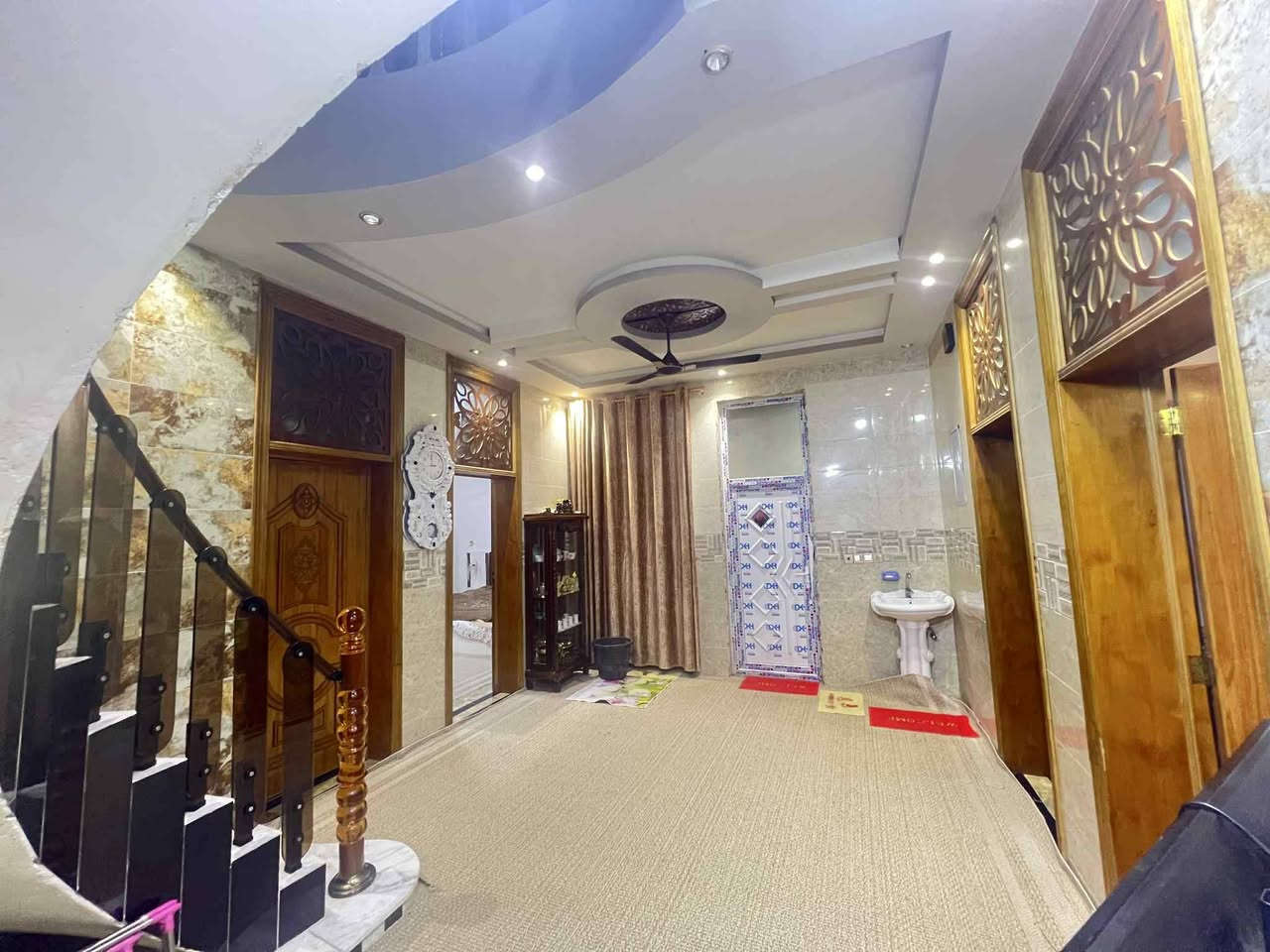 ياالله
السلام عليكم
يعلن مكتب الخبير للعقارات
وجود دار زراعي للبيع مساحه 165م طابقين
الموقع //حي المصطفئ قطع حسنين
واصله كافه الخدمات من ماء وكهرباء وتبليط 

مكوناته //استقبال ومطبخ وصاله وغرفتين نوم ومجمع صحيات داخليه وخارجيه
الطابق الثاني //غرفتين نوم وصاله وصحيات
علما ان البيت بناء جديد فول وكله ديكورات ونقوش مغربيه 

السعررررر //130مليون وقابل للتفاوض

للاستفسار الاتصال ***********
