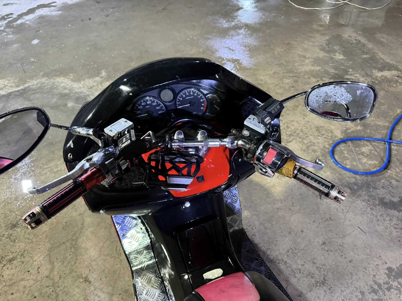 السلام عليكم من رخصة الادمن
للبيع دراجة فورزا 0.9 كرستال بومه رياضي اصل فول مواصفات فول تزويد كير ٤ تحويلات اني شايل الگير تاخذة من عندي شغال 
سماعات تجي بالدشبول 

مكينه مكفولة 
كشر نضيف شوفة العين
بيها نواقص بسيطة
مكاني حي الجهاد تجي تاخذها من باب البيت لان صالنصة الاصلية مالتها موجودة وهواي غراض الها عندي بالبيت وهم للمصداقية والأمانه  
رقمي *********** متواجد واتساب
*********** فقط اتصال
