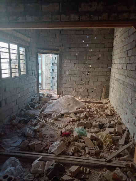 للبيع بيت 100 متر بشارع المعمل يم السوك منطقه حلو وبيها كافت الخدمات قريب الشارع العام سند 25 عوزه بس لبخ وصبابه مجاري كامله بي بنيان درجه أولاه الاساس صب بنيان على ادينه السعر 20 للاستفسار لاتصال ***********
