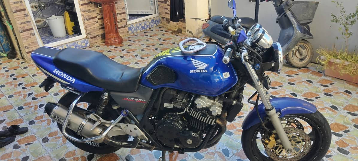 من رخصت مدير الكروب
سي بي 400 جيل ثاني موديل 2006 اوراق اصولي كمرك مدفوع ونفيس سعر(2200 مليونين وميتين) وبيه مجال مكاني كربلاء الخاص مغلق ***********
