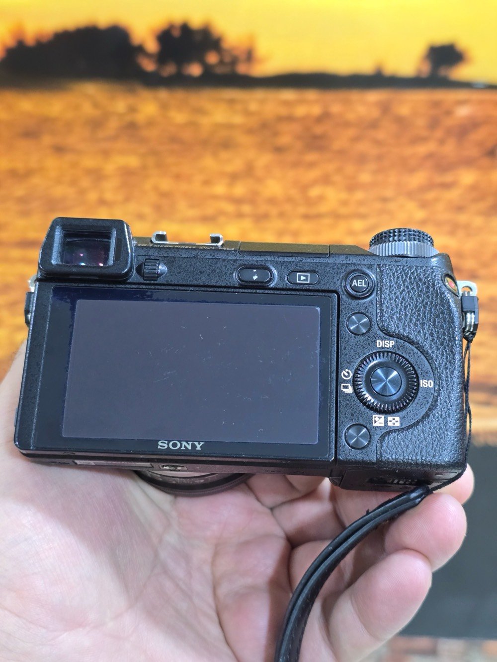 كاميرا Sony nex 6
صورة وفيديو Full HD معروفة بدقتها 
للبيع نظيفه جدا مع عدسة 16-50 وتكدر تغيرها حسب رغبتك
مع بطاريات عدد 4 وشاحنة عدد 2 يعني تصوير ووقت مفتوح
حقيبة صغيرة .

ملاحظة فقط لمبة الفلاش عاطلة رجاءا الإنتباه على هذه المسألة .. 
الكاميرا غير داخله لاي تصليح