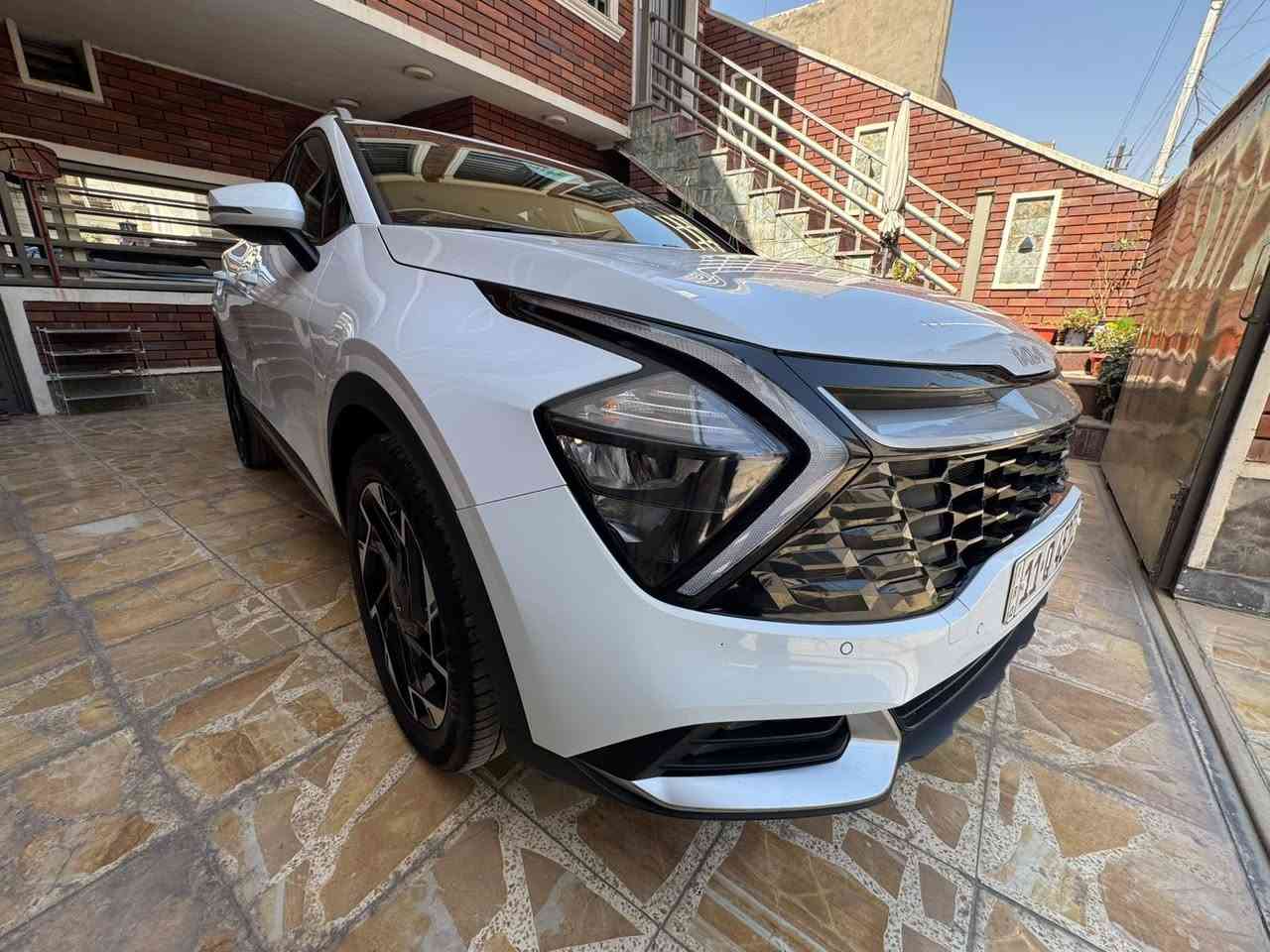 السلام عليكم 

🚘 كيا سبورتج موديل 2024  
خليجي وكالة الدولية  
ماشية 52 ألف كم فقط  
مكفولة كفالة عامة

▪️ تشغيل بصمة  
▪️ إنارة ترحيب  
▪️ مقاعد أمامية كهرباء  
▪️ تدفئة مقود ومقاعد  
▪️ ويلات 19 كروم  
▪️ حساسات + كامرة خلفية  
▪️ السيارة نظيفة جداً وبحالة ممتازة ✨
السعر 213 ورقه وبيها مجال بسيط 

📞 للاستفسار: ***********  
📍 العنوان: الدورة — شارع أبو طيارة
