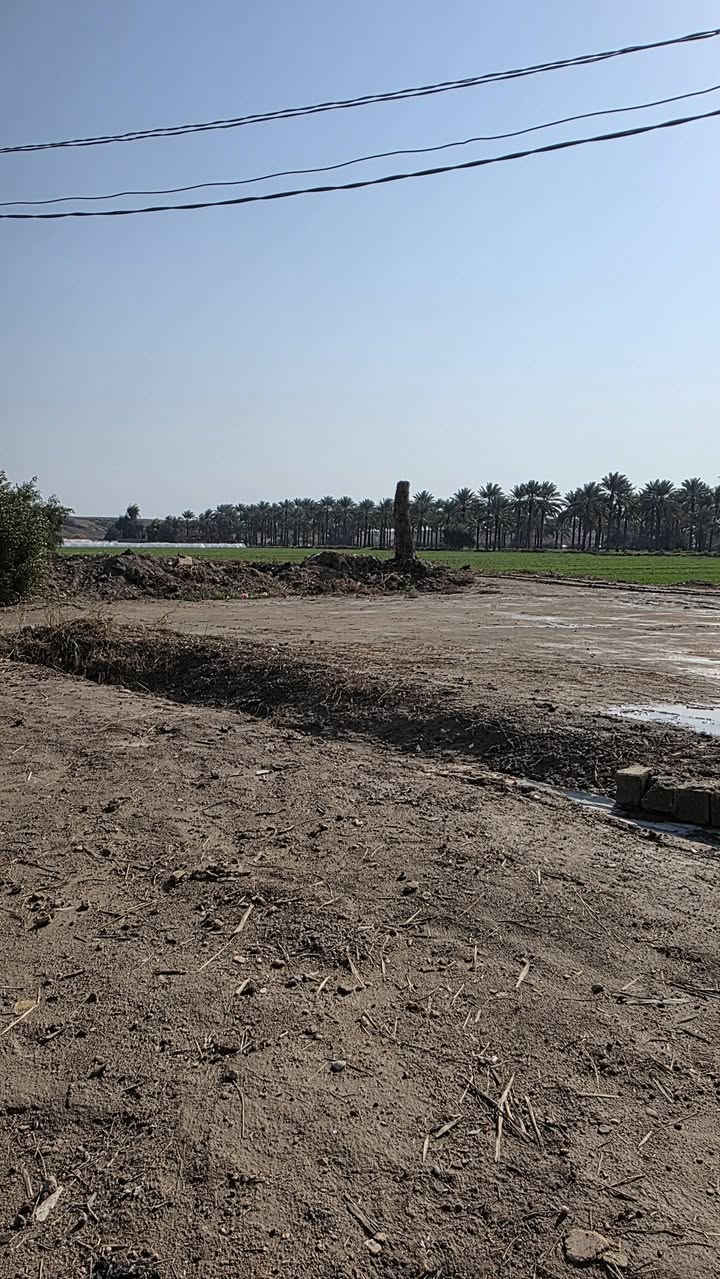 السلام عليكم للبيع قطعة ارض مساحه 400متر واجهه 12وربع ونزال 32وكدامهه ساحه جبيره طابو 25بسمنه والسعر 50مليون وبيهه مجال موقعهه خلف الجبل قرب الدايني راعي الحدب طريقهه سبيس مي اساله ومي نهر متوفر كهرباء جهتين  قريبه على مجمع مدارس دار العلم قرب مطعم كهرمانه  الاتصال ***********
