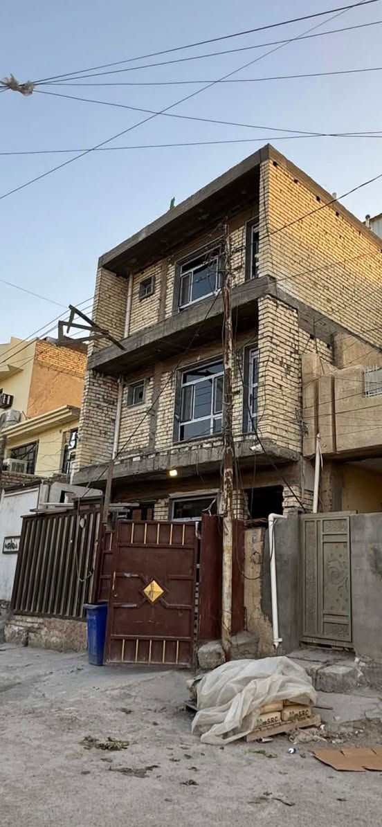 🫆***********
دار للبيع 🏚️في منطقة الري مقابل حي الاعلام والمعالف مساحة 90 متر مربع 3 طوابق🏘️ محلة 63 مقابيل المدارس الجديدة 
الطابق الاول - 🔱
مطبخ وحولي وصالة وغرفة وحمام ✅

الطابق الثاني _ 🔱
3 غرف
2 غرفتين عادية وغرفة بنظام حمام سويت ✅

الطابق الثالث _🔱
2 غرفتين
الغرفتين تحتوي على حمامات بنظام سويت ✅

السطح 🔱 
 مخزن جينكو مساحته 36 متر مربع  مسكف بالكامل ويحتوي على رفوف لغرض تخزين الاغراض ✅

يعني البيت بالكامل يحتوي على 6 غرف نوم و4 حمامات وصالة ومطبخ وحولي

الارضيات والجدران من احسن انواع البورسلين ✅ 
الشبابيك المنيوم تركي وليس حديد ✅
الصحيات بنظام الدفن وليس ظاهري✅
البيبان قاصة حديد ✅
نظام الشبابيك فريمات مرمر وليس حديد✅
السطح مغلف كاشي وليس شتايكر ✅

البيت جاهز للسكن  بي نواقص بسيطة ينباع جاهز 

🌪️🔥🌪️*********** 

 🌪️🔥🌪️***********
