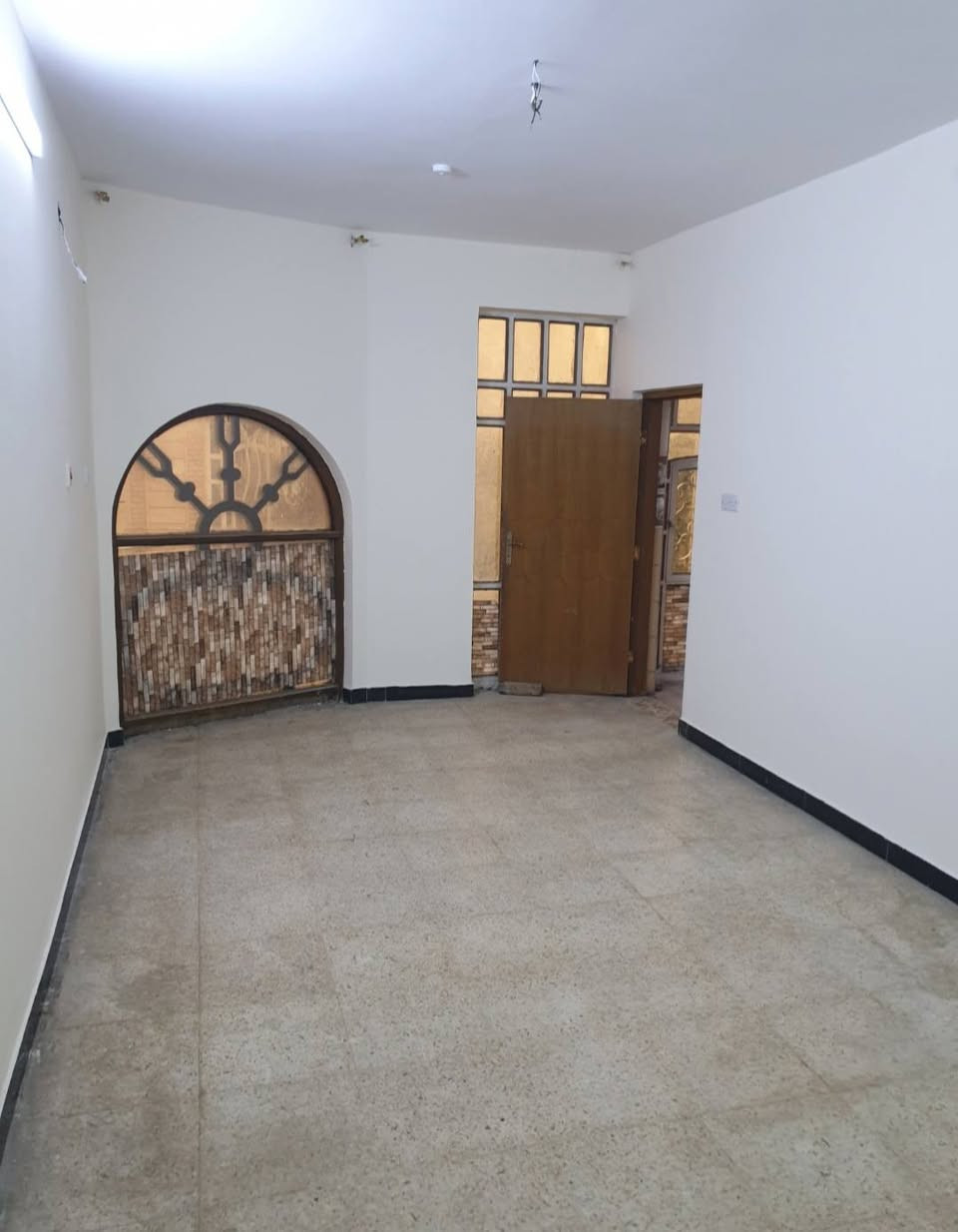 مشتمل للأيجار يحتوي على  استقبال ومطبخ وغرفة نوم وصحيات وسطحين المشتمل طابق ثاني يقع في المشتل شارع الكوسترات قرب بلدية بغداد الجديدة محلة 729 المشتمل قريب على الشارع العام .
للاتصال على الرقم ***********
