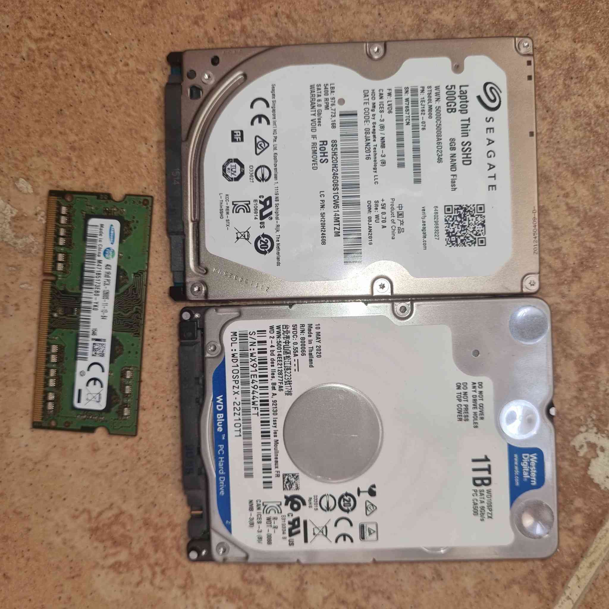 جويستك gamesir x2 type c مستعملة قليل مع الملحقات سعرها 35 الف
هارد 1tb wd و 500gb segate سعرهن 35 الواحد 20
رام 4gb ddr3 لابتوب سعره 15
 Nvme m.2 500gb sn5000s gen4 استعمال قليل جدا سعره 70 الف
متوفر توصيل لجميع المحافظات البصرة, العراق


**إذا كنت صاحب هذا الإعلان وتريد حذفه لأي سبب، رجاءا أرسل رسالة إلى الدعم الفني**