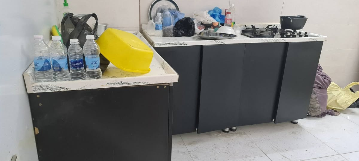 كاونتر للبيع طابقين hdf متر ونص في مترين مع سنك وخلاط وطباخ السعر ٣٠٠ الف العنوان الشرطة الخامسة ***********
