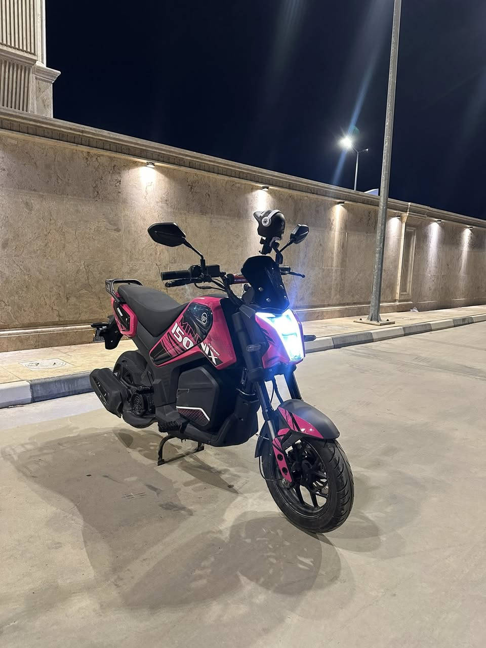 سلام عليكم دراجه منكس للبيع رقم وسنويه دراجه ماشيه 9 الاف كيلو يعني جديده كلش الدراجه  كفاله محرك و كير  الدراجه اوتو دراجه ايطاليه محرك 150سيسي وشكله مميز سعر الدراجه مليونين وميتين الف رقم ***********
مكاني بغداد الكرخ
