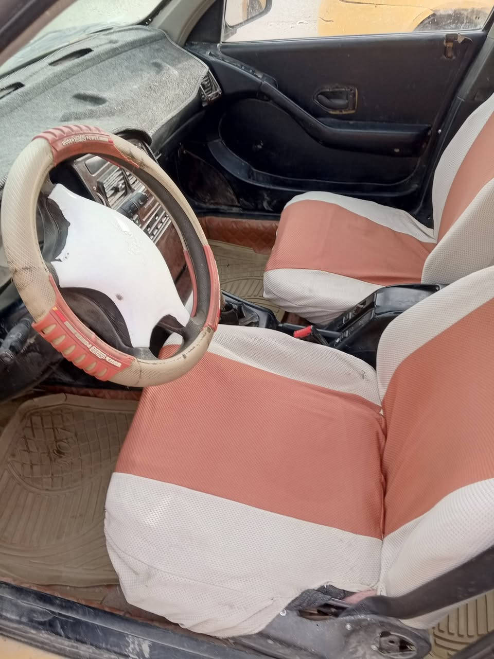 سيارة بيجو بارص موديل 13رقم بابل احمر سياره نضيفه كير ومحرك مكفول كهربائيات كله  شغاله باتري جديد اتخم تاير غرفه نضيفه غرامات مصفره سعر السياره 23 ورقه وبيه مجال بسيط رقم الهاتف ***********
